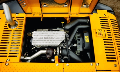 Двигатель JCB 444 в моторном отделении машины